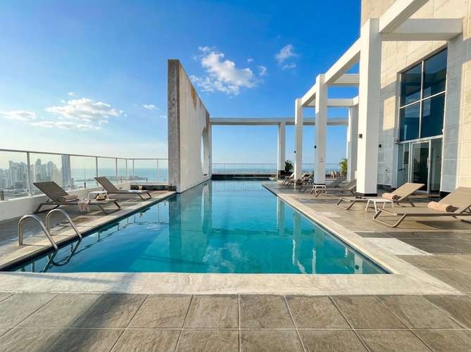 Lujoso apartamento amoblado a estrenar en Avenida Balboa con espectacular vista al mar y 3 recámaras