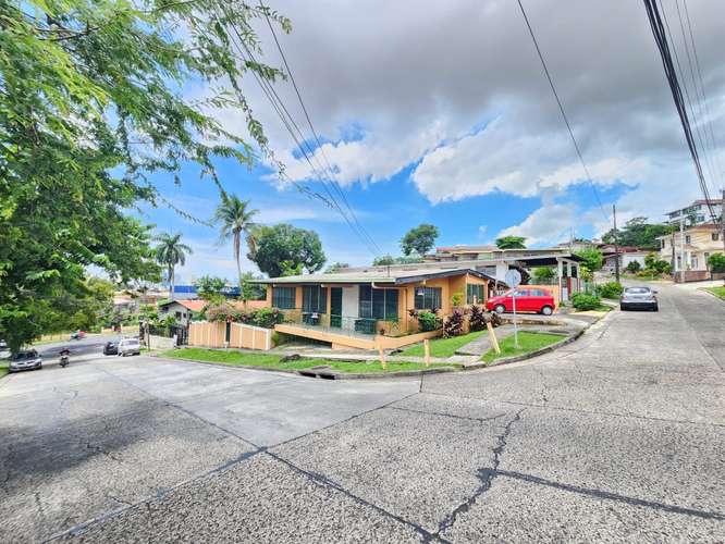 Altos de Betania. 462mts 3r 3b Terraza $300,000.00NEG