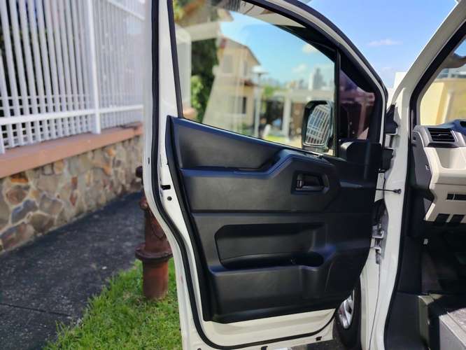 TOYOTA HIACE 2022 MANUAL ÚNICO DUEÑO NEGOCIABLE  - Imagen 4