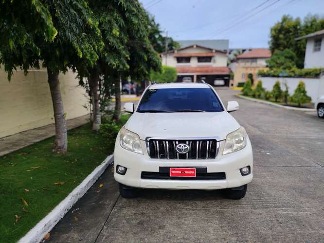 TOYOTA LAND CRUISER PRADO 2012 AUTOMÁTICA 4X4 ÚNICO DUEÑO NEGOCIABLE 