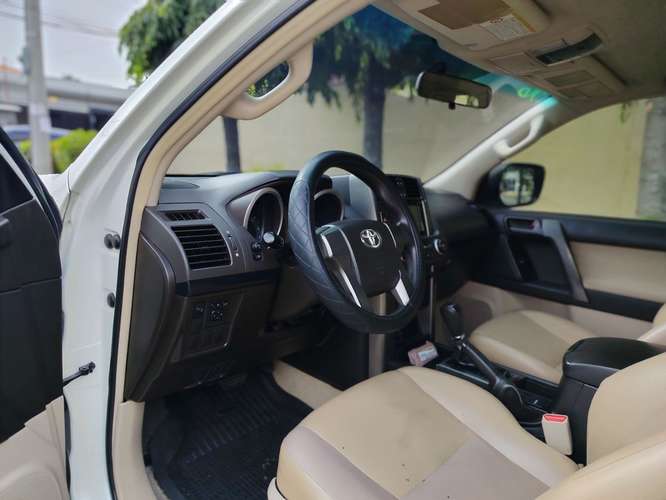 TOYOTA LAND CRUISER PRADO 2012 AUTOMÁTICA 4X4 ÚNICO DUEÑO NEGOCIABLE 