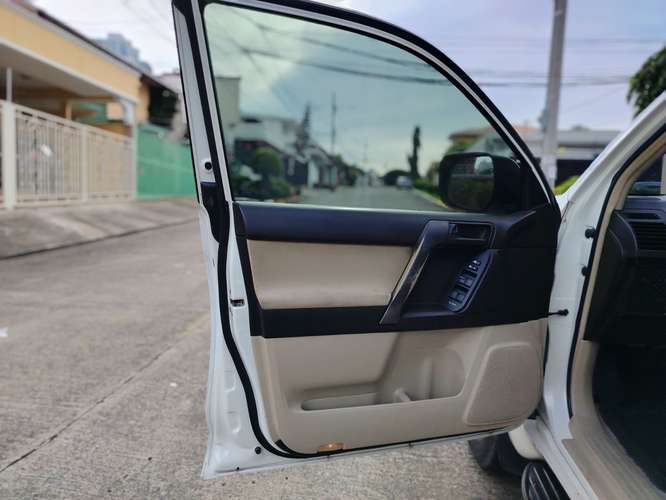 TOYOTA LAND CRUISER PRADO 2012 AUTOMÁTICA 4X4 ÚNICO DUEÑO NEGOCIABLE 