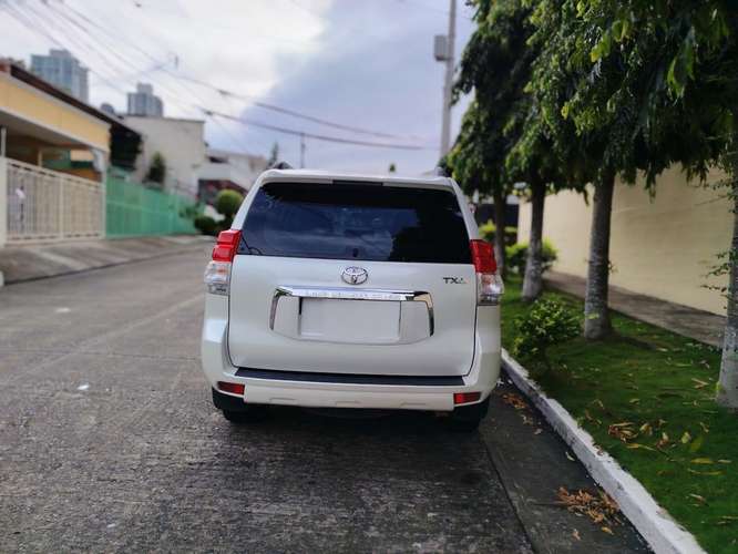 TOYOTA LAND CRUISER PRADO 2012 AUTOMÁTICA 4X4 ÚNICO DUEÑO NEGOCIABLE 