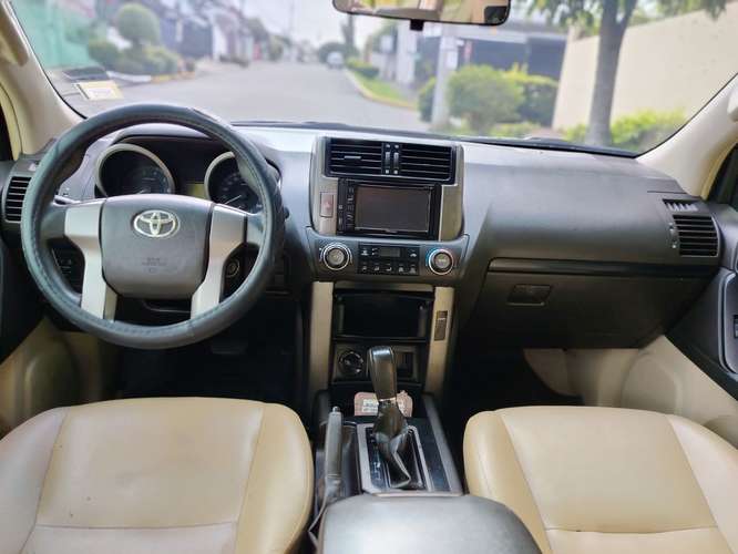TOYOTA LAND CRUISER PRADO 2012 AUTOMÁTICA 4X4 ÚNICO DUEÑO NEGOCIABLE 