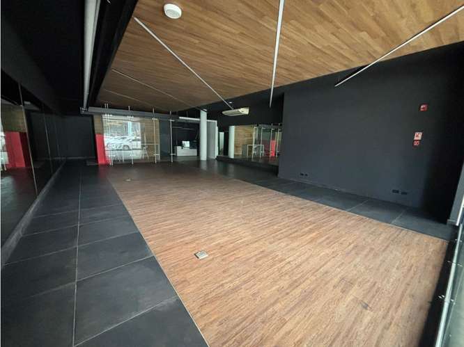 SE ALQUILA OFICINA 2 NIVELES  300 M2 EN GALERIA 50  SOBRE VIA