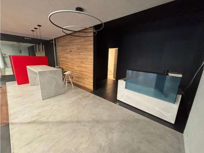 SE ALQUILA OFICINA 2 NIVELES  300 M2 EN GALERIA 50  SOBRE VIA