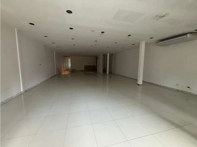 SE ALQUILA OFICINA 2 NIVELES  300 M2 EN GALERIA 50  SOBRE VIA