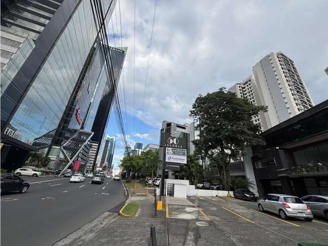 SE ALQUILA OFICINA 2 NIVELES  300 M2 EN GALERIA 50  SOBRE VIA
