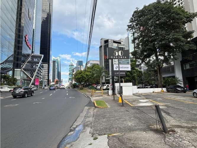 SE ALQUILA OFICINA 2 NIVELES  300 M2 EN GALERIA 50  SOBRE VIA