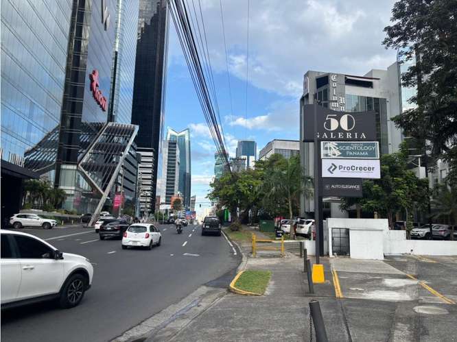 SE ALQUILA OFICINA 2 NIVELES  300 M2 EN GALERIA 50  SOBRE VIA