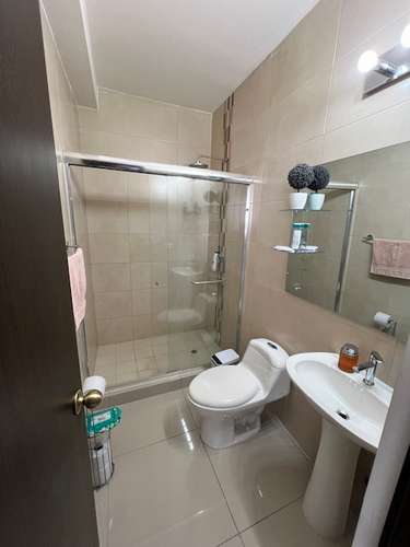 Alquilo apartamento en Via España, 2 recamaras, línea blanca, 80m2, area socia completa, disponibilidad inmediata.