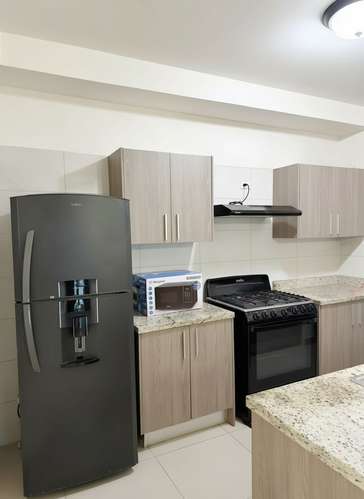 Alquilo apartamento en Via España, 2 recamaras, línea blanca, 80m2, area socia completa, disponibilidad inmediata.