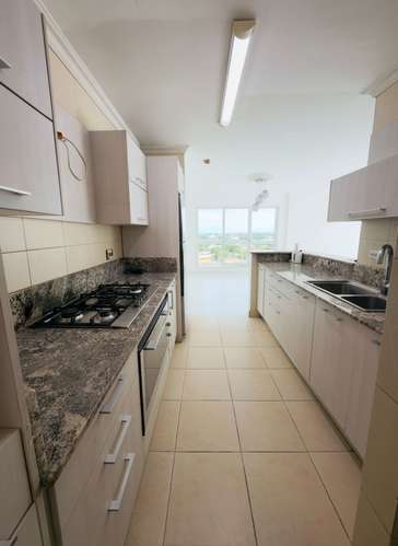 Alquilo apartamento amoblado en San Francisco, 2 recamaras, línea blanca nueva, balco, 105m2.