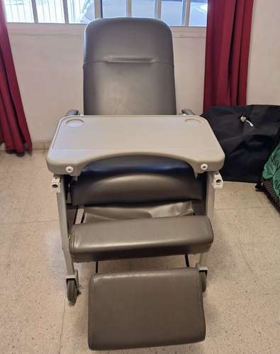 Silla Reclinable con ruedas y mesita - Imagen 2