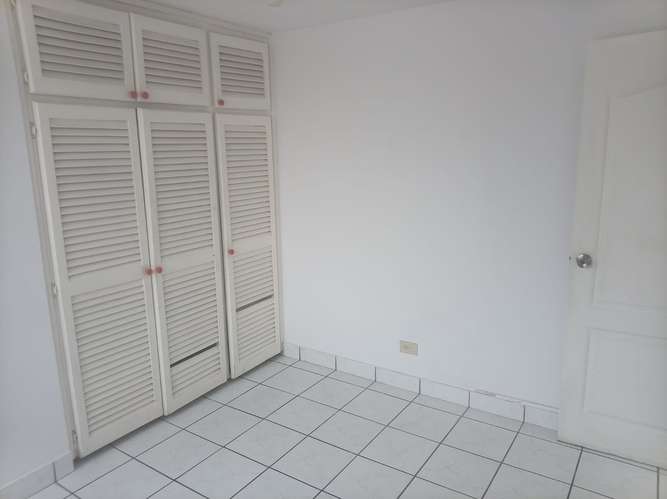 Alquilo apartamento vacío en Parque Lefevre 