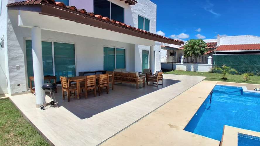 Vive seguro, tranquilo y a pasos del mar! Casa en residencial con garita de seguridad en Gorgona
