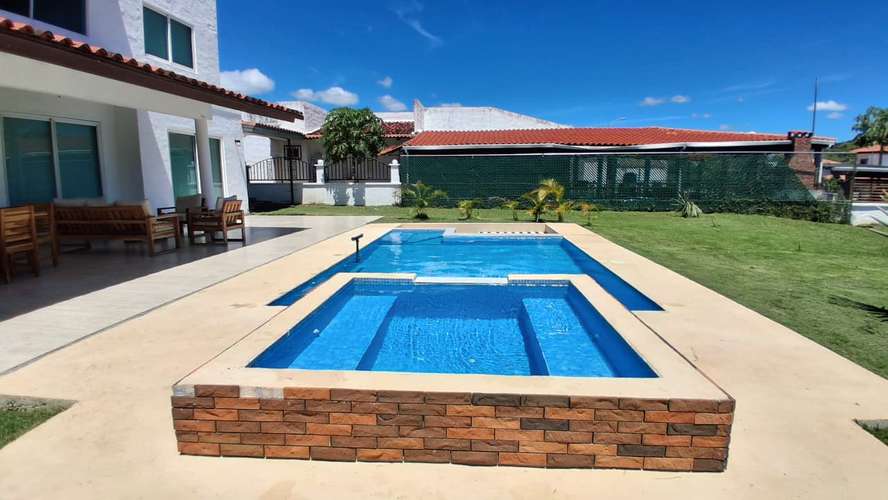 Vive seguro, tranquilo y a pasos del mar! Casa en residencial con garita de seguridad en Gorgona