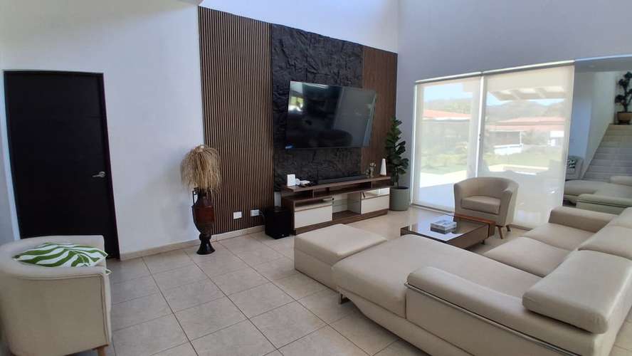Vive seguro, tranquilo y a pasos del mar! Casa en residencial con garita de seguridad en Gorgona
