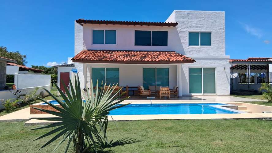 Vive seguro, tranquilo y a pasos del mar! Casa en residencial con garita de seguridad en Gorgona
