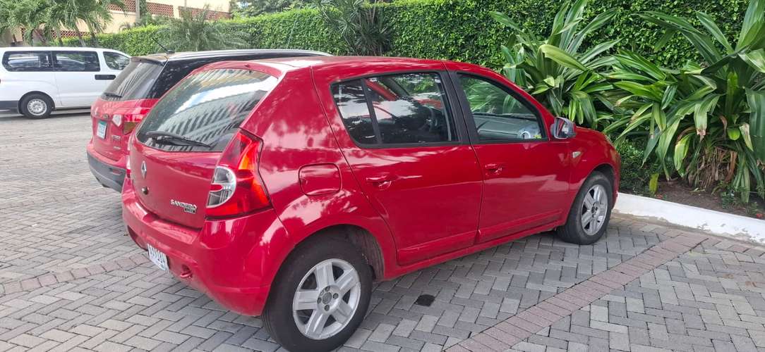 Se Vende Renault Sandero 2012 hatchback con Aire Acondicionado