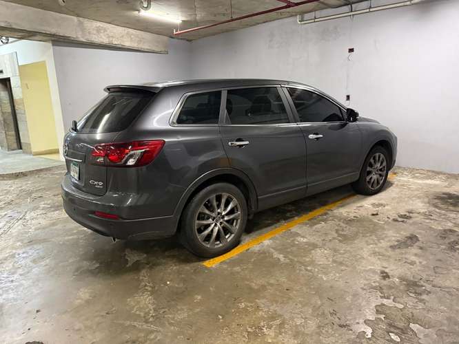 Se vende Mazda CX-9 AWD, color gris oscuro, SUV espaciosa, cómoda y elegante, ideal para uso familiar o diario.