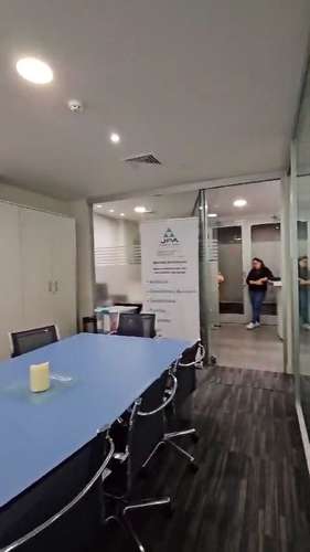 Espectacular y valiosa oficina con mobiliario italiano 70 mts de comfort - Imagen 3