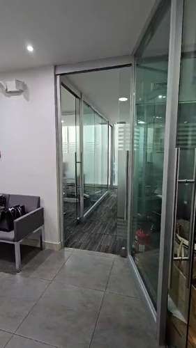 Espectacular y valiosa oficina con mobiliario italiano 70 mts de comfort - Imagen 11