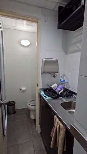 Espectacular y valiosa oficina con mobiliario italiano 70 mts de comfort - Imagen 9