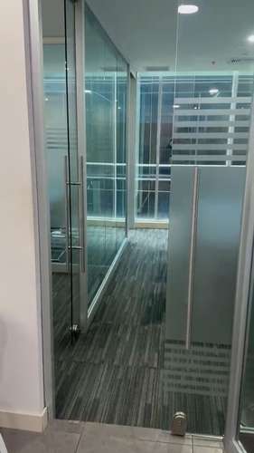 Espectacular y valiosa oficina con mobiliario italiano 70 mts de comfort - Imagen 12