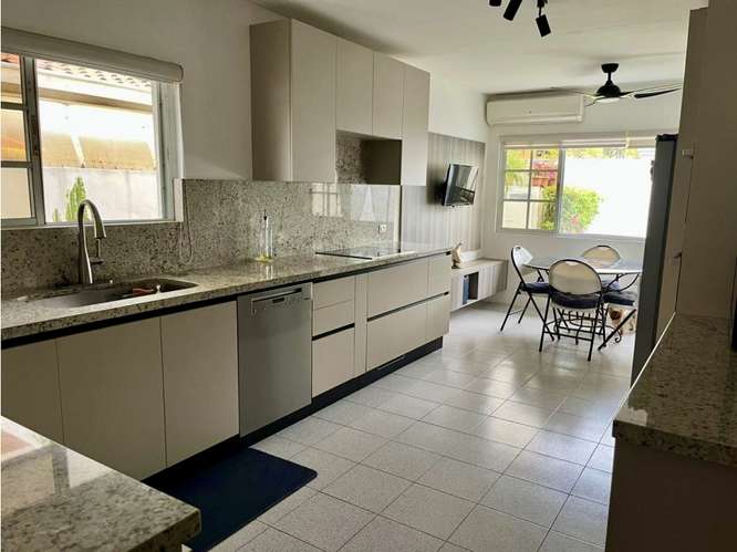Casa en Costa del Este con piscina privada y jardín - Imagen 4