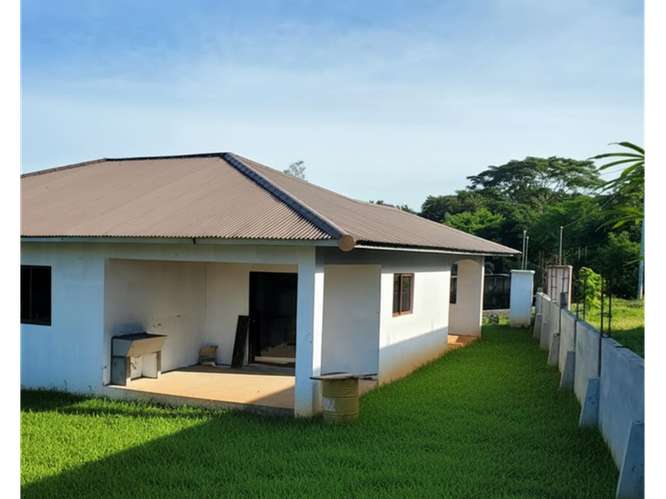 SE VENDE AMPLIA CASA VERAGUAS BARRIADA GUADALUPANA 570M 3 HABITACION