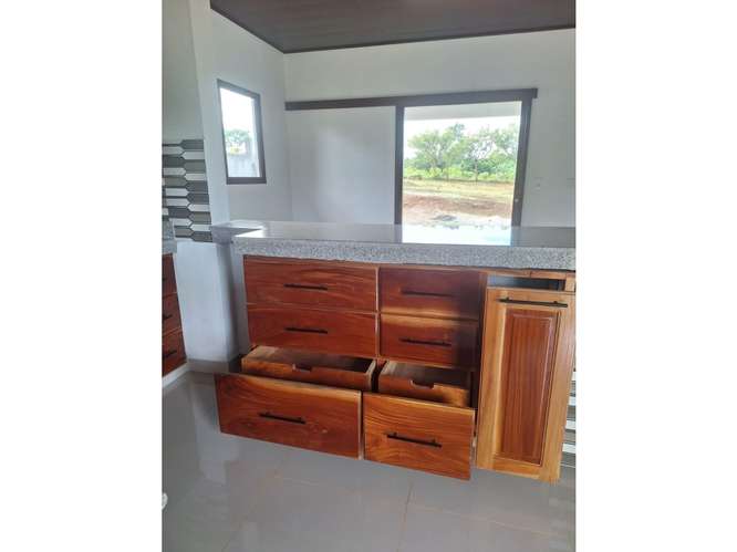 SE VENDE AMPLIA CASA VERAGUAS BARRIADA GUADALUPANA 570M 3 HABITACION