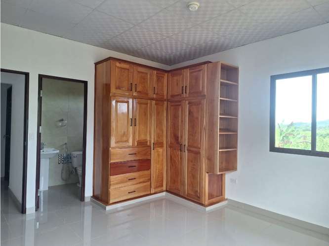 SE VENDE AMPLIA CASA VERAGUAS BARRIADA GUADALUPANA 570M 3 HABITACION