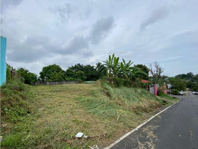 TERRENO / 24 DE DICIEMBRE / VILLA MARTA / 600 M2 / AREA RESIDENCIAL