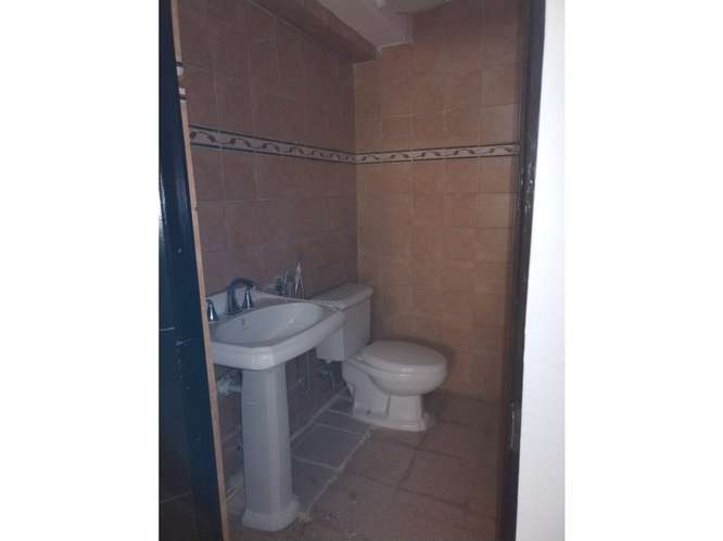 SE ALQUILA LOCAL COMERCIAL EL CANGREJO 100M 2 BAÑOS EN PLANTA BAJA