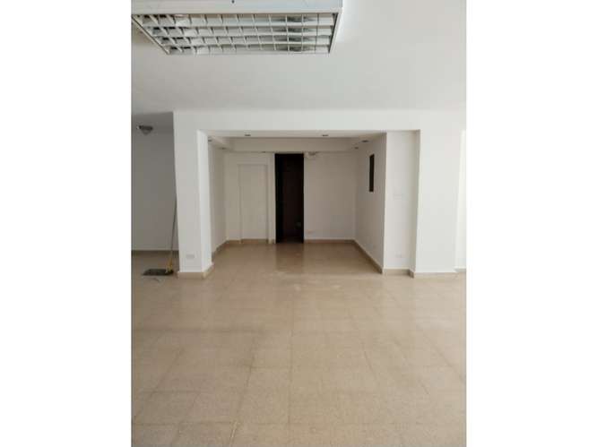 SE ALQUILA LOCAL COMERCIAL EL CANGREJO 100M 2 BAÑOS EN PLANTA BAJA