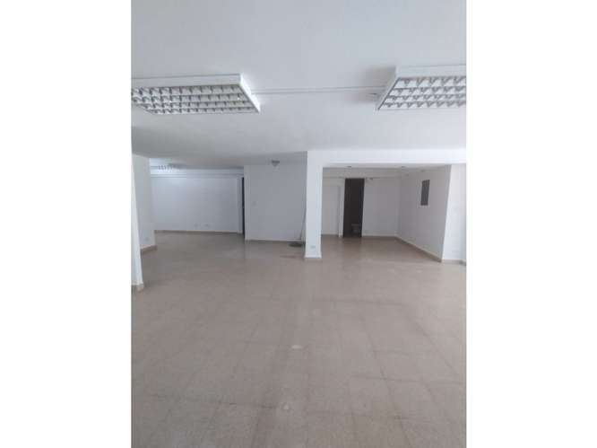 SE ALQUILA LOCAL COMERCIAL EL CANGREJO 100M 2 BAÑOS EN PLANTA BAJA