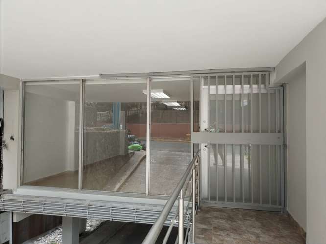 EL CANGREJO / LOCAL COMERCIAL / 100M / 2 BAÑOS / PLANTA BAJA