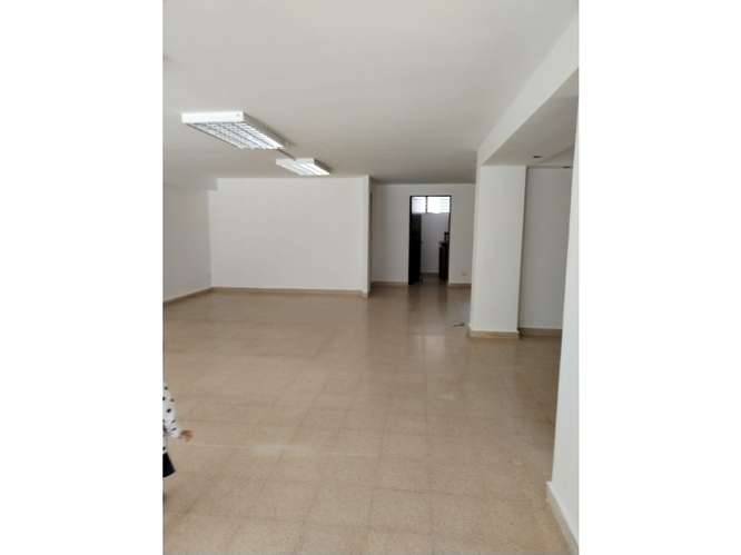 EL CANGREJO / LOCAL COMERCIAL / 100M / 2 BAÑOS / PLANTA BAJA