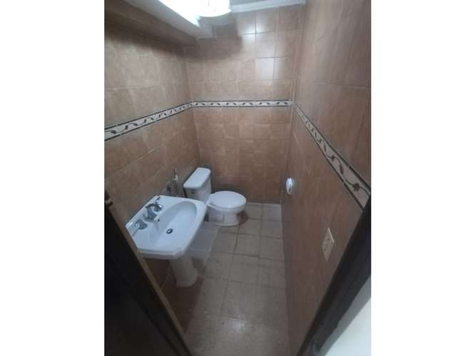 EL CANGREJO / LOCAL COMERCIAL / 100M / 2 BAÑOS / PLANTA BAJA