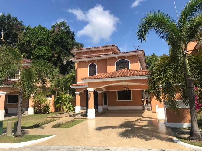 ALQUILO GRANDIOSA CASA UNIFAMILIAR EN CLAYTON