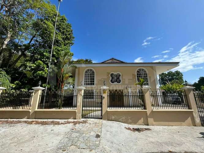 Venta de casa de 2 niveles en Diablo, Ancón. MY