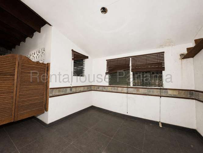 Casa de 6 dormitorios en Parque Lefevre, en venta (con piscina y jardín) / Cod. 27-2041 AGPM