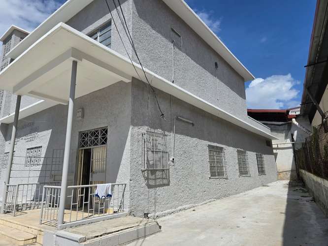 Edificio comercial de 1000 m² en Ciudad de Panamá: ideal para bodega o local, con 25 estacionamientos