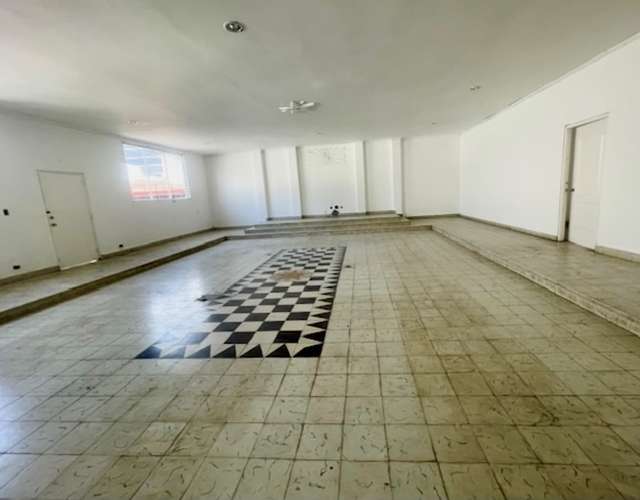 Edificio comercial de 1000 m² en Ciudad de Panamá: ideal para bodega o local, con 25 estacionamientos