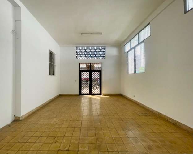 Edificio comercial de 1000 m² en Ciudad de Panamá: ideal para bodega o local, con 25 estacionamientos