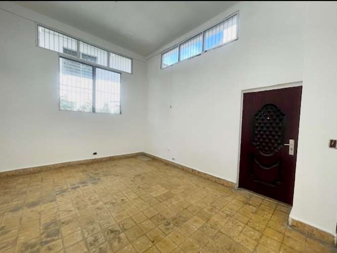 Edificio comercial de 1000 m² en Ciudad de Panamá: ideal para bodega o local, con 25 estacionamientos
