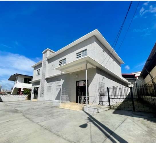 Edificio comercial de 1000 m² en Ciudad de Panamá: ideal para bodega o local, con 25 estacionamientos