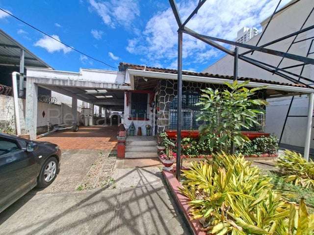 Venta de Casa en El Carmen, Ampia y Versatil 26LGG7355