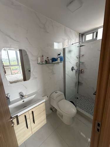 Cuarto principal y baño privado / Solo Damas  - Imagen 3